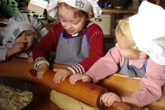 Kleine kinderen spelen met deegroller